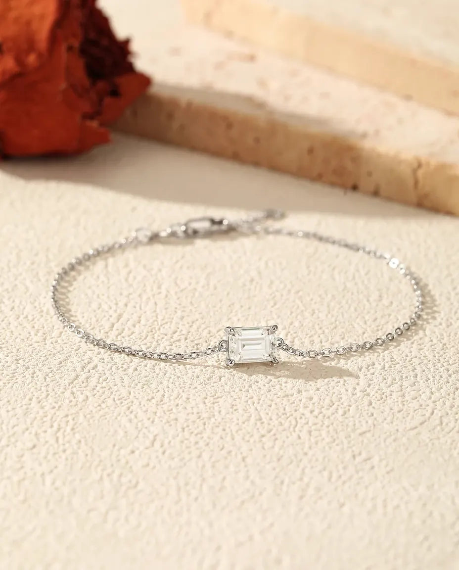 Sølvarmbånd med en smaragdslebet moissanite på 5 x 7 mm lagt på tværs i fire klør i 925 sterling sølv.