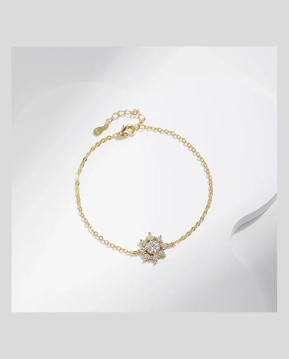 Forgyldt armbånd med et snefnugcharm omkring en klar moissanite på 0,5 ct i 925 sterling sølv.