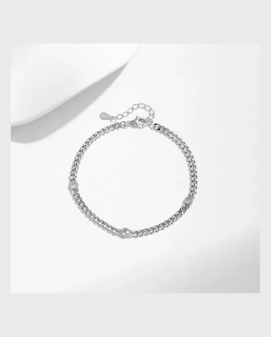 Snoet sølvarmbånd med små runde moissanite-sten fordelt langs kæden i hvidguldbelagt 925 sterling sølv.