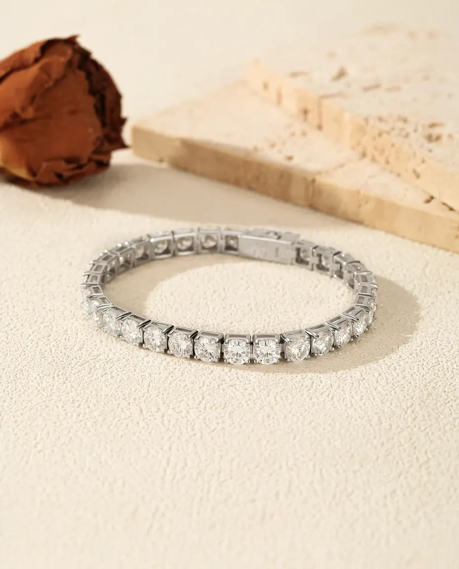 Smalt tennisarmbånd i 925 sterling sølv med en ubrudt række runde moissanitesten på 2 mm i klofatning.