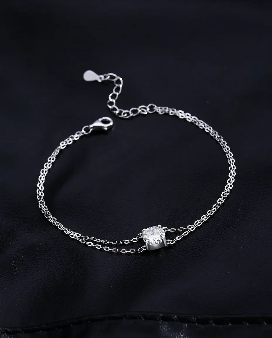 Sølvarmbånd med to fine kæder og en rund moissanite på 1 ct i klofatning i 925 sterling sølv.