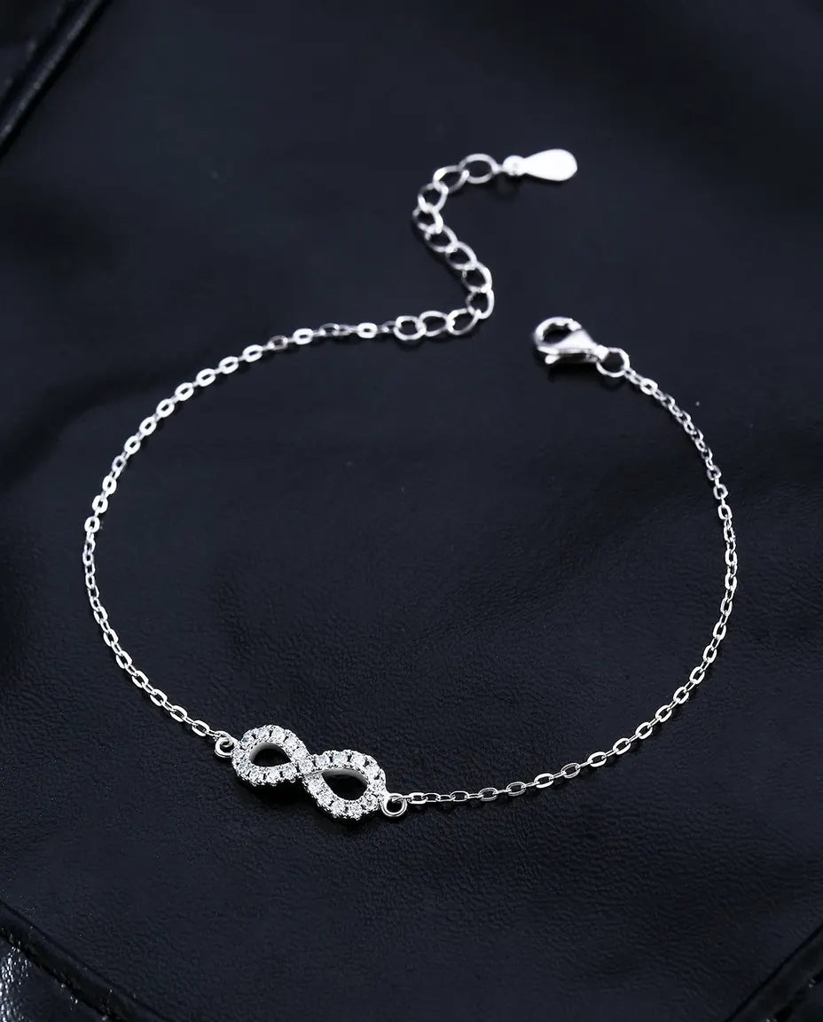 Fint armbånd i 925 sterling sølv med et uendelighedstegn sat med 21 små runde moissanite.