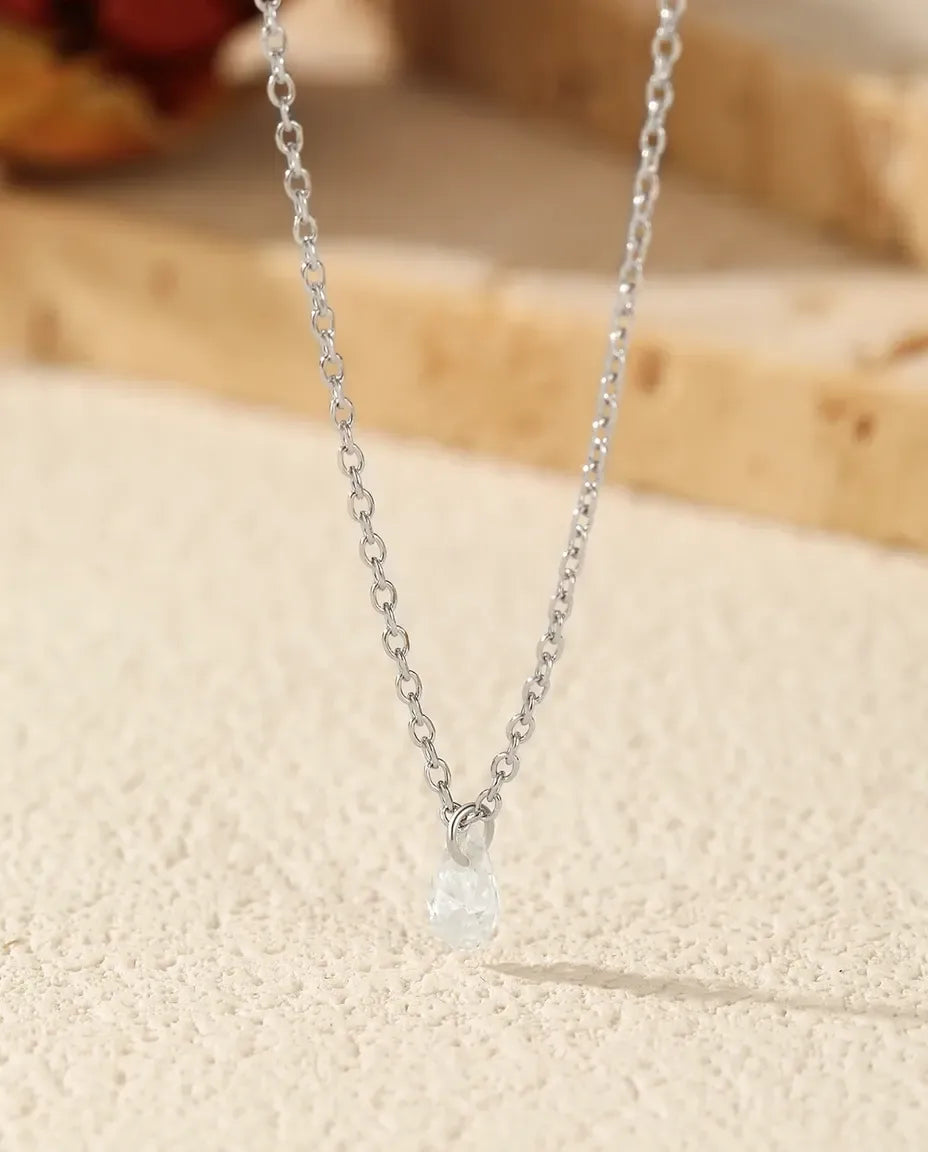 Enkelt dråbeslebet moissanite på en fin ankerkæde i rhodineret 925 sterling sølv.