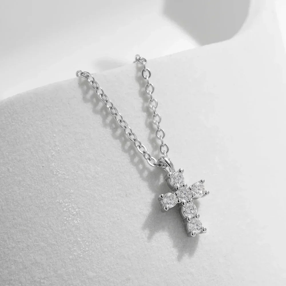 Kors i 925 sterling sølv sat med seks moissanite-sten i farve D på en fin kæde, med certifikat.