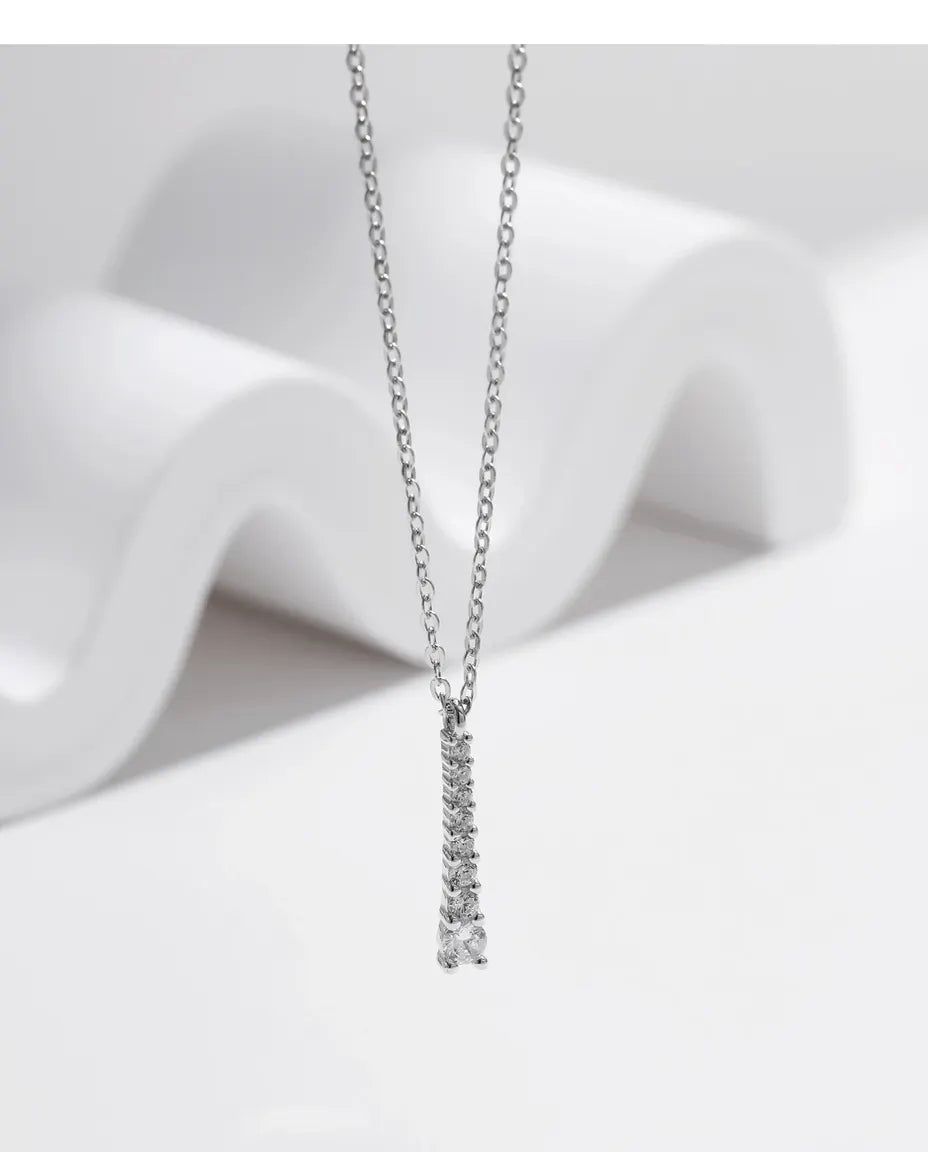 Y-formet halskæde i rhodineret 925 sterling sølv med en række moissanite, der bliver større nedad.