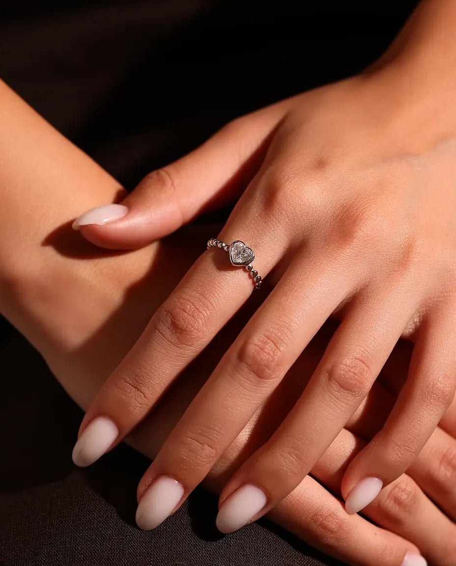 Moissanite Ring i 925 Sølv - båret på en models hånd