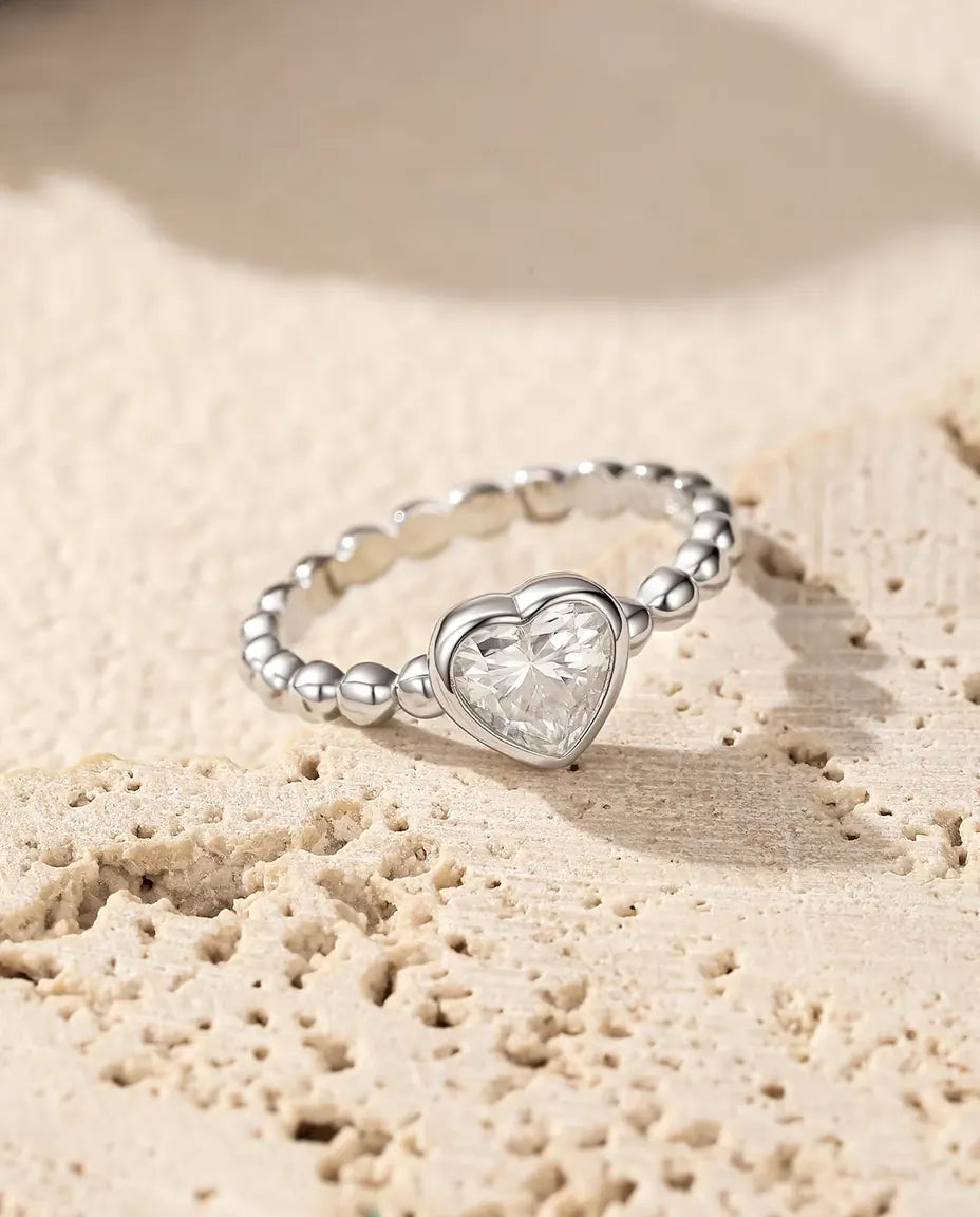 Moissanite Ring i 925 Sølv - på en porøs travertinflade