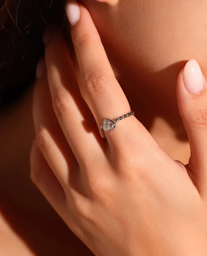 Moissanite Ring i 925 Sølv - båret af en model med hænderne tæt på ansigtet