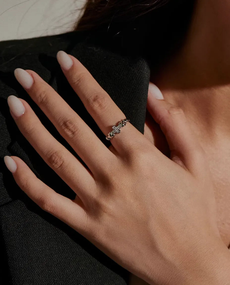 Moissanite Ring i 925 Sølv - båret på en hånd, der hviler på skulderen
