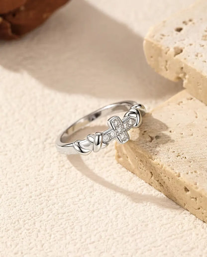 Moissanite Ring i 925 Sølv - på kanten af en travertinplade