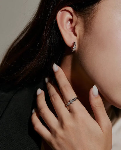 Moissanite Ring i 925 Sølv - båret af en model med hænderne tæt på ansigtet