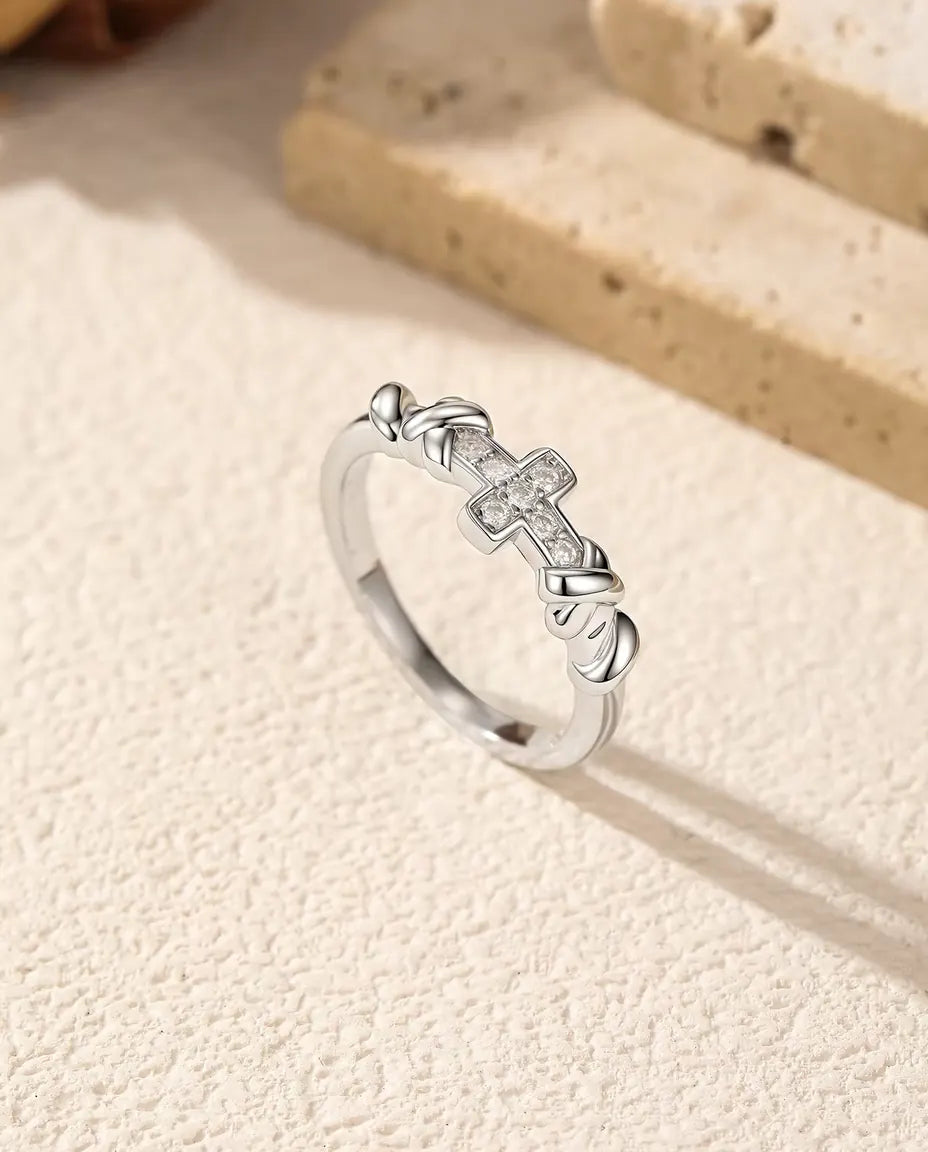 Moissanite Ring i 925 Sølv - stående ved siden af travertinblokke, bredere billede
