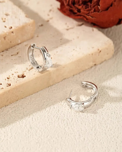 Moissanite Øreringe - den ene ring stående og den anden liggende på siden