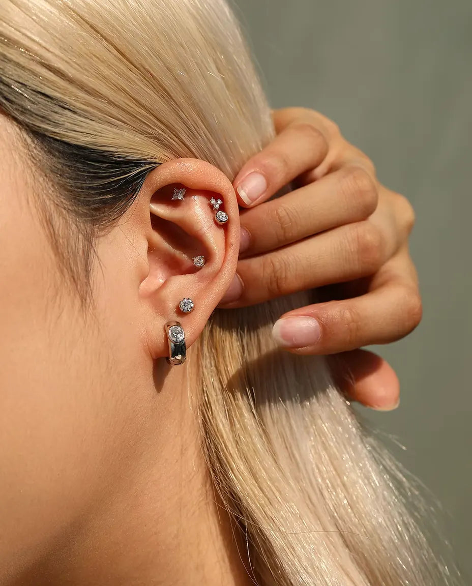 Moissanite Øreringe i 925 Sølv - båret af en model, der stryger håret om bag øret
