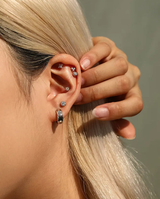Moissanite Øreringe i 925 Sølv - båret af en model, der stryger håret om bag øret