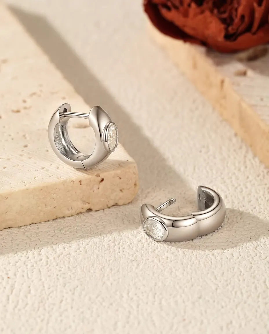 Moissanite Øreringe i 925 Sølv - den ene ring stående og den anden liggende på siden