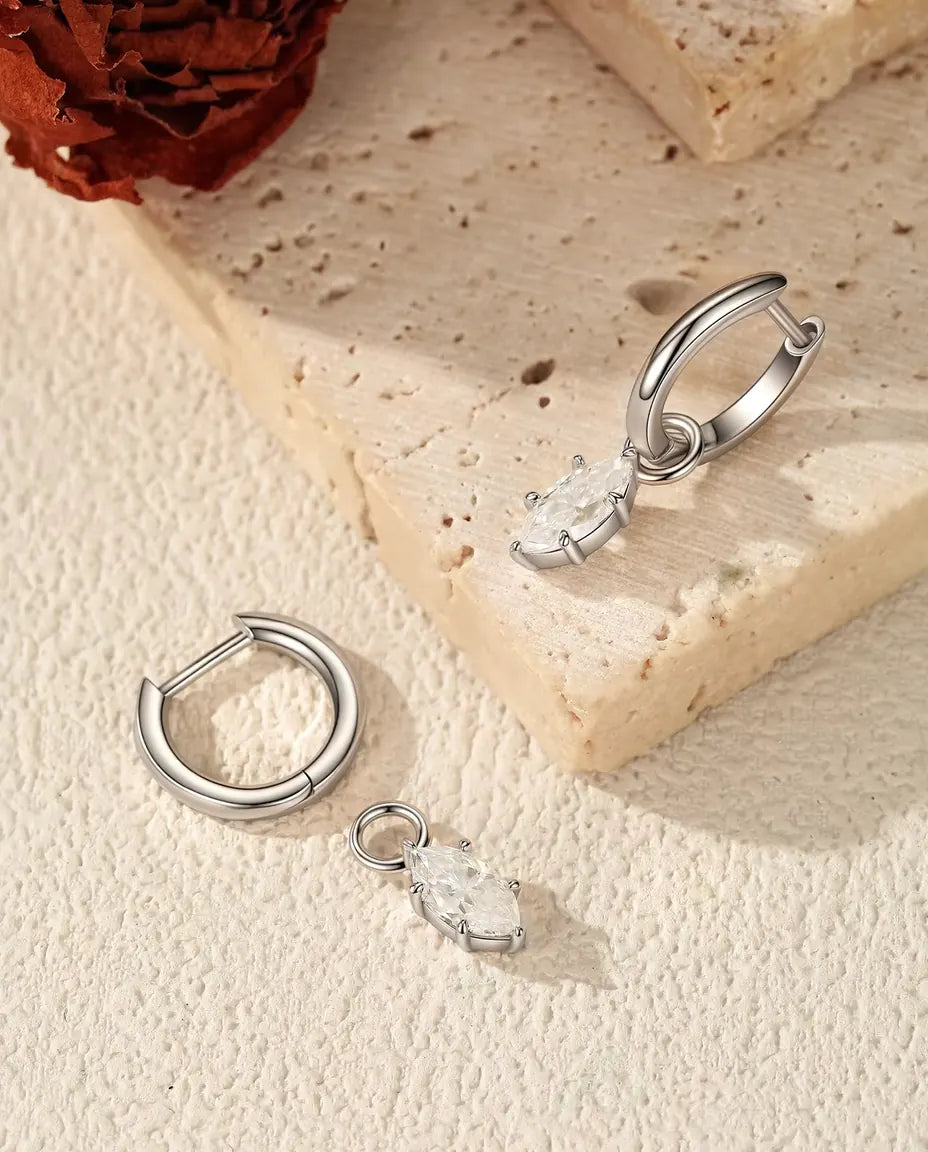 Moissanite Øreringe - den ene ring åben med marquise-vedhænget ved siden af, den anden lukket
