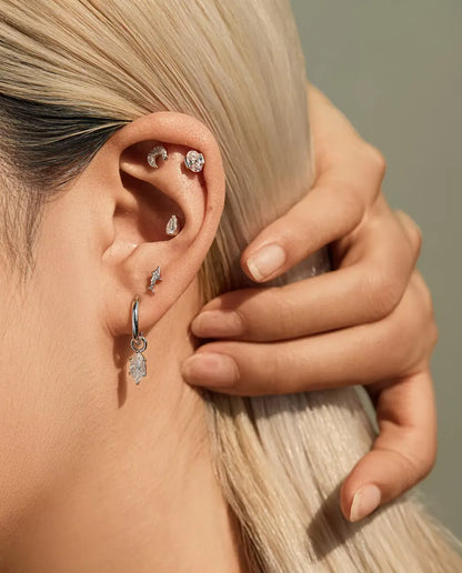 Moissanite Øreringe - båret af en model, der stryger håret om bag øret