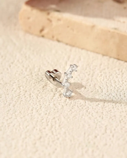 Moissanite Ørestikker i 925 Sølv - set forfra med den hjerteformede lås ved siden af