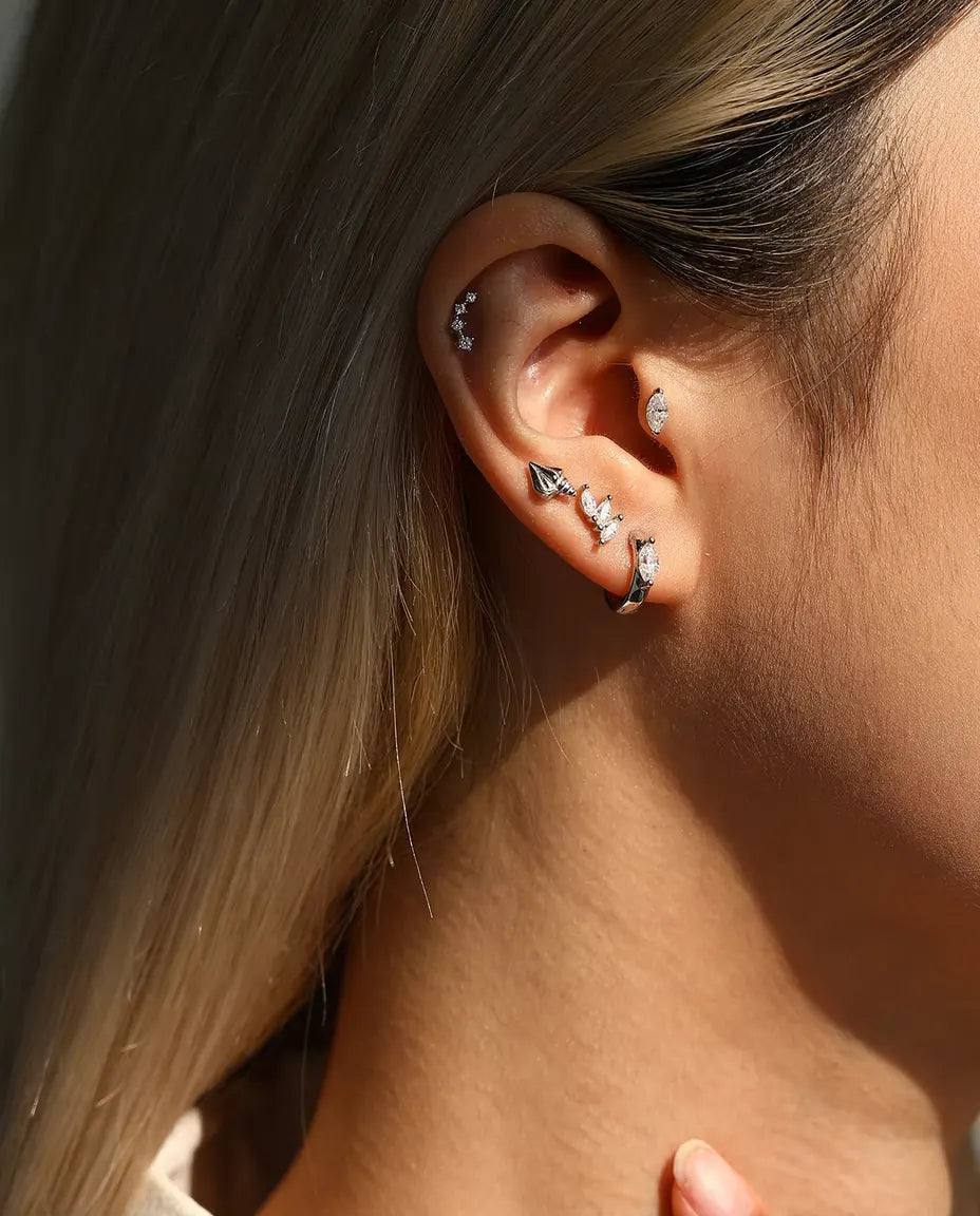 Moissanite Ørestikker i 925 Sølv - båret af en model med hånden ved halsen