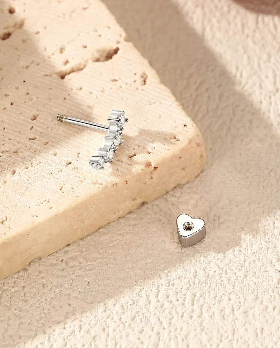 Moissanite Ørestikker i 925 Sølv - på en travertinplade, låsen taget af