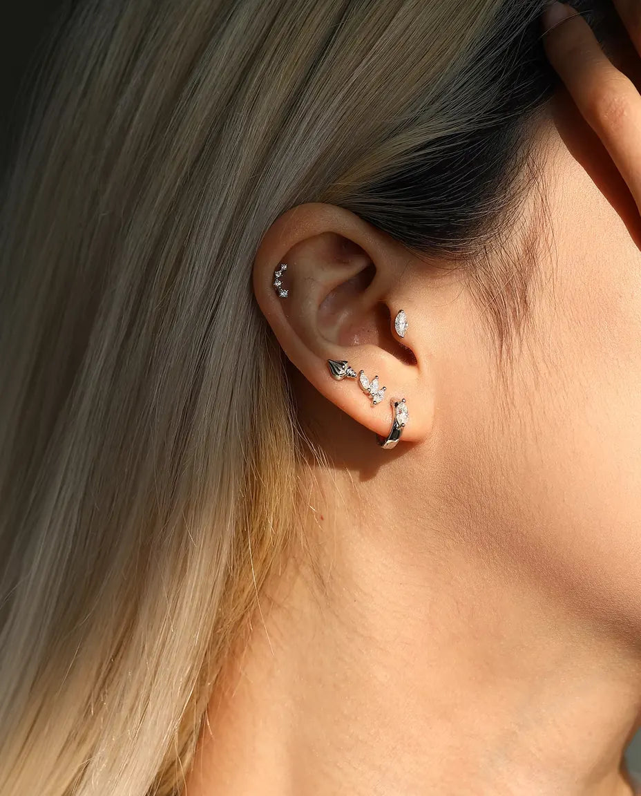 Moissanite Ørestikker i 925 Sølv - båret af en model, der stryger håret om bag øret