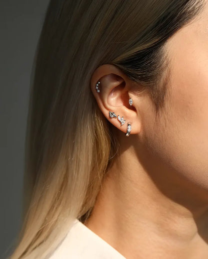 Moissanite Ørestikker i 925 Sølv - båret af en model, bredere billede af øre og hals