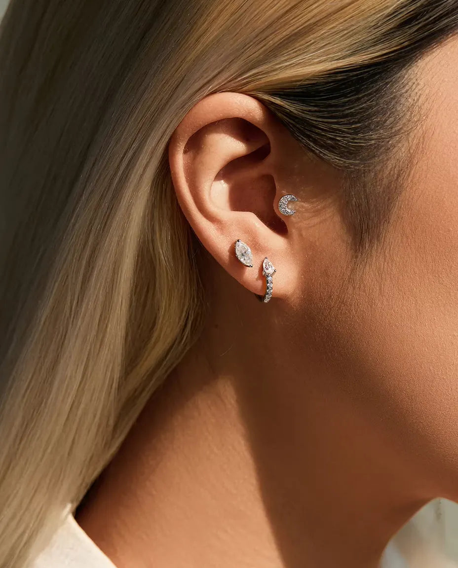 Moissanite Ørestikker i 925 Sølv - båret af en model, bredere billede af øre og hals