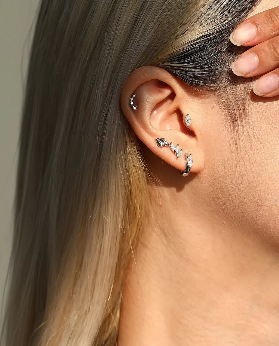 Moissanite Ørestikker i 925 Sølv - båret af en model, der stryger håret om bag øret