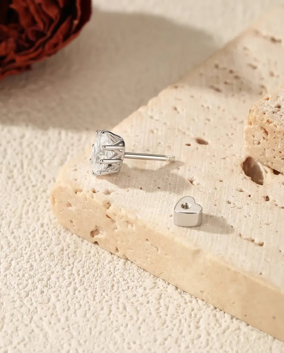 Moissanite Ørestikker i 925 Sølv - set forfra med den hjerteformede lås ved siden af