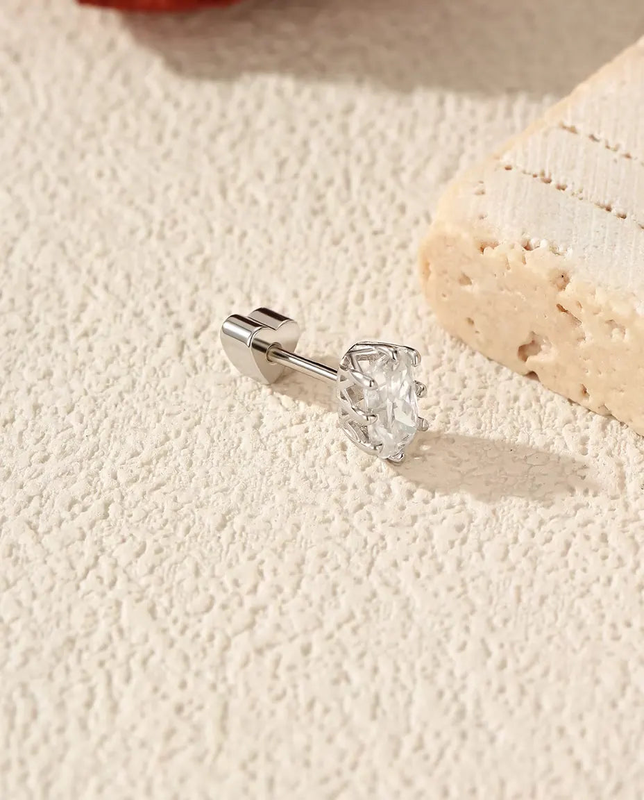 Moissanite Ørestikker i 925 Sølv - set fra siden med stift og hjerteformet lås