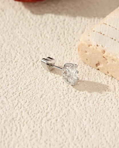 Moissanite Ørestikker i 925 Sølv - set fra siden med stift og hjerteformet lås