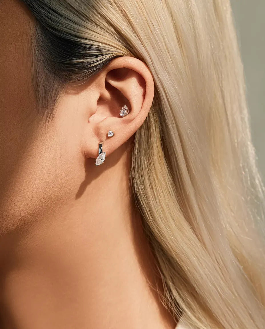 Moissanite Ørestikker i 925 Sølv - båret af en model, bredere billede af øre og hals