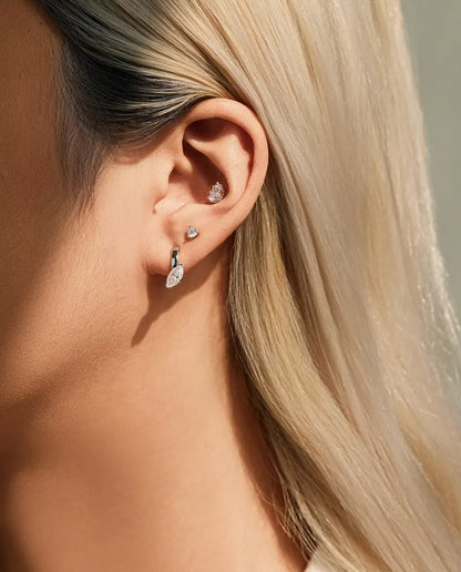 Moissanite Ørestikker i 925 Sølv - båret af en model, bredere billede af øre og hals
