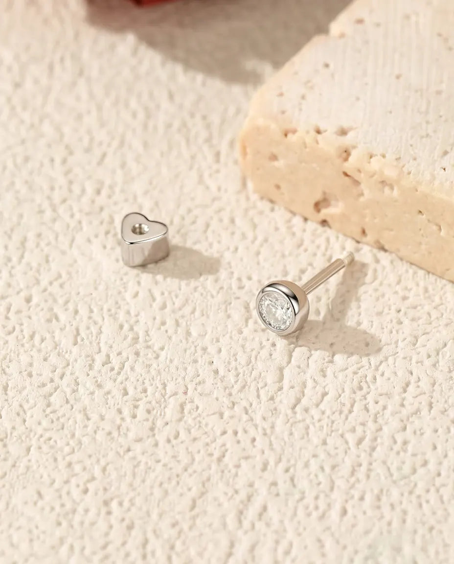 Moissanite Ørestikker i 925 Sølv - set forfra med den hjerteformede lås ved siden af