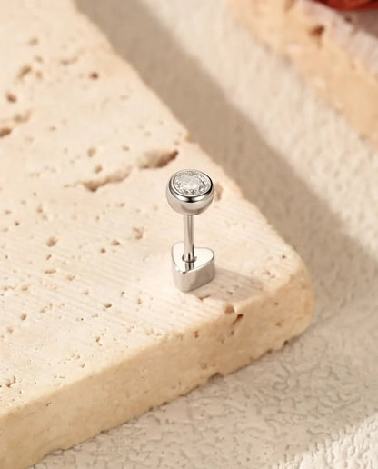 Moissanite Ørestikker i 925 Sølv - set fra siden med stift og hjerteformet lås