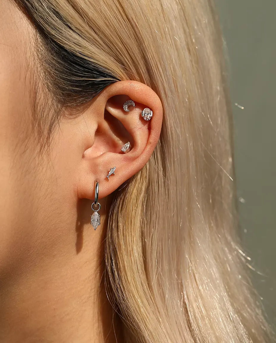 Moissanite Ørestikker i 925 Sølv - båret af en model, bredere billede af øre og hals