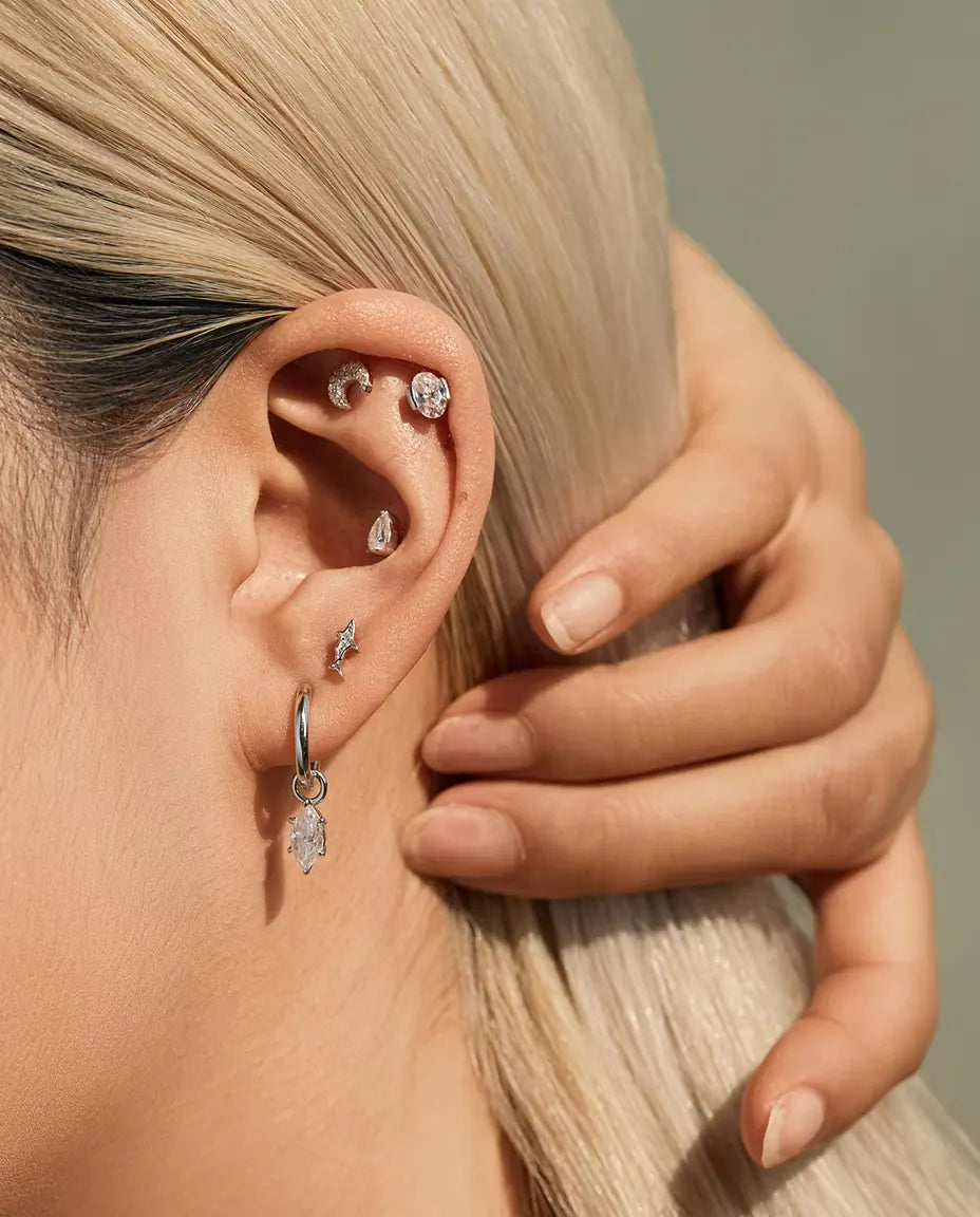 Moissanite Ørestikker i 925 Sølv - båret af en model med hånden bag hovedet
