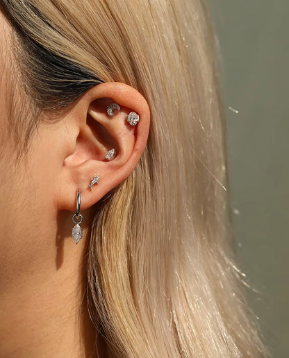 Moissanite Ørestikker i 925 Sølv - båret af en model, bredere billede af øre og hals
