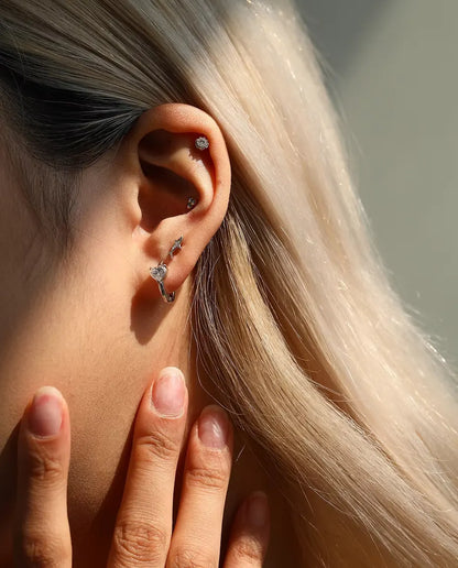 Moissanite Ørestikker i 925 Sølv - båret af en model med hånden ved halsen