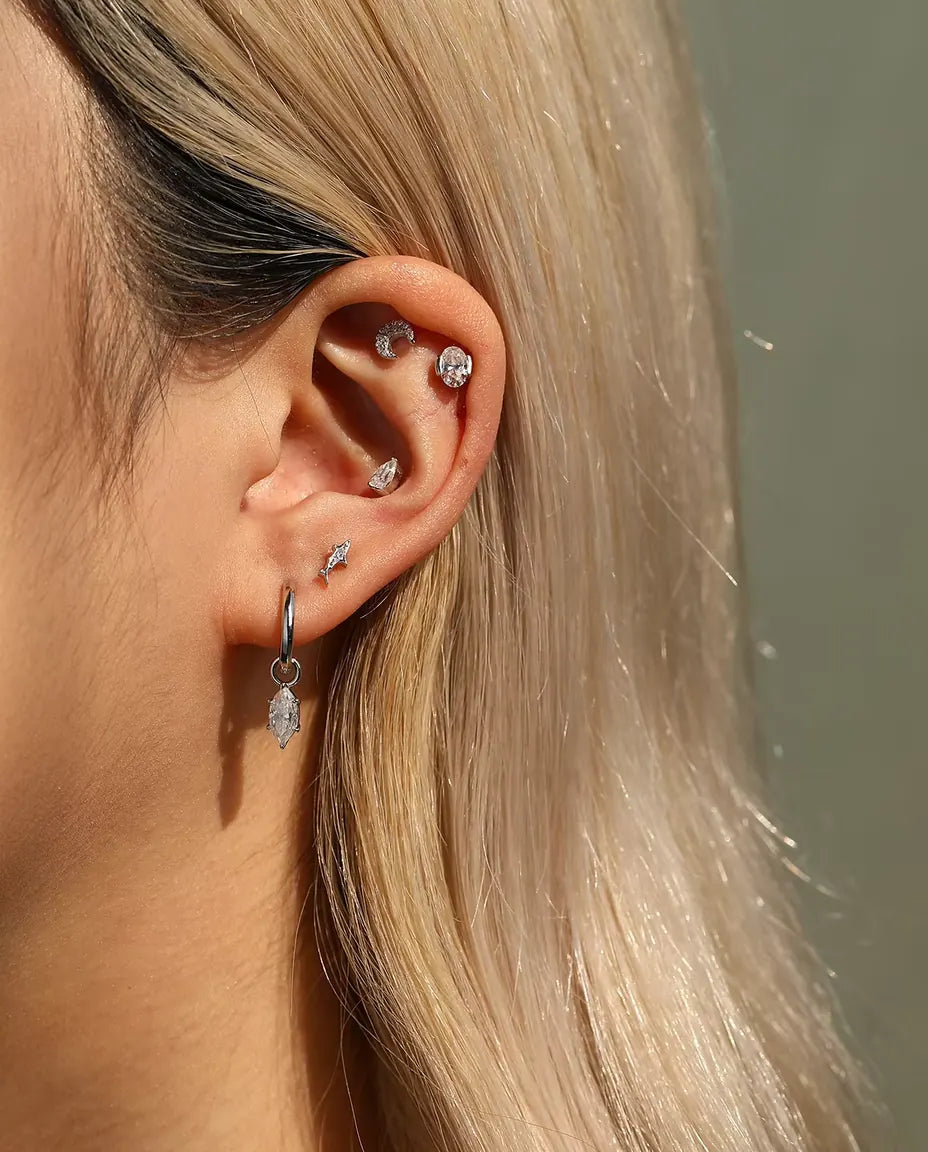 Moissanite Ørestikker i 925 Sølv - båret af en model, bredere billede af øre og hals
