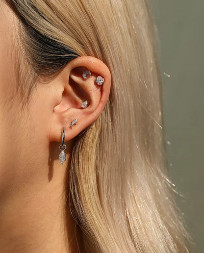 Moissanite Ørestikker i 925 Sølv - båret af en model, bredere billede af øre og hals