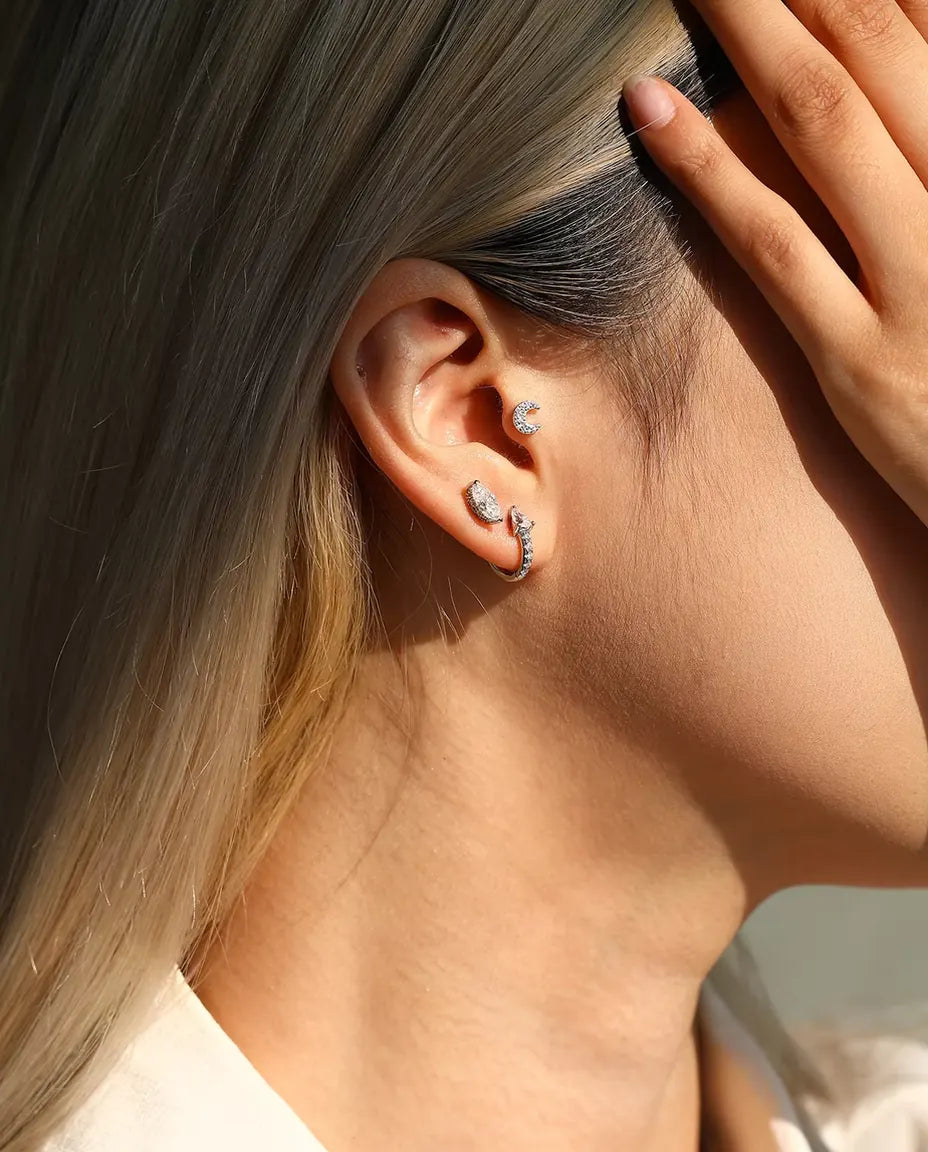 Moissanite Ørestikker i 925 Sølv - båret af en model med hånden ved halsen