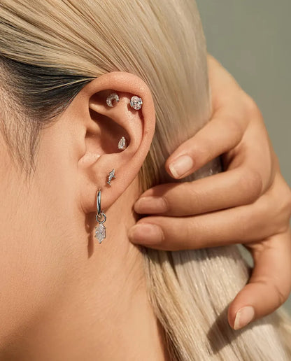 Moissanite Ørestikker i 925 Sølv - båret af en model, der holder håret tilbage, set fra siden
