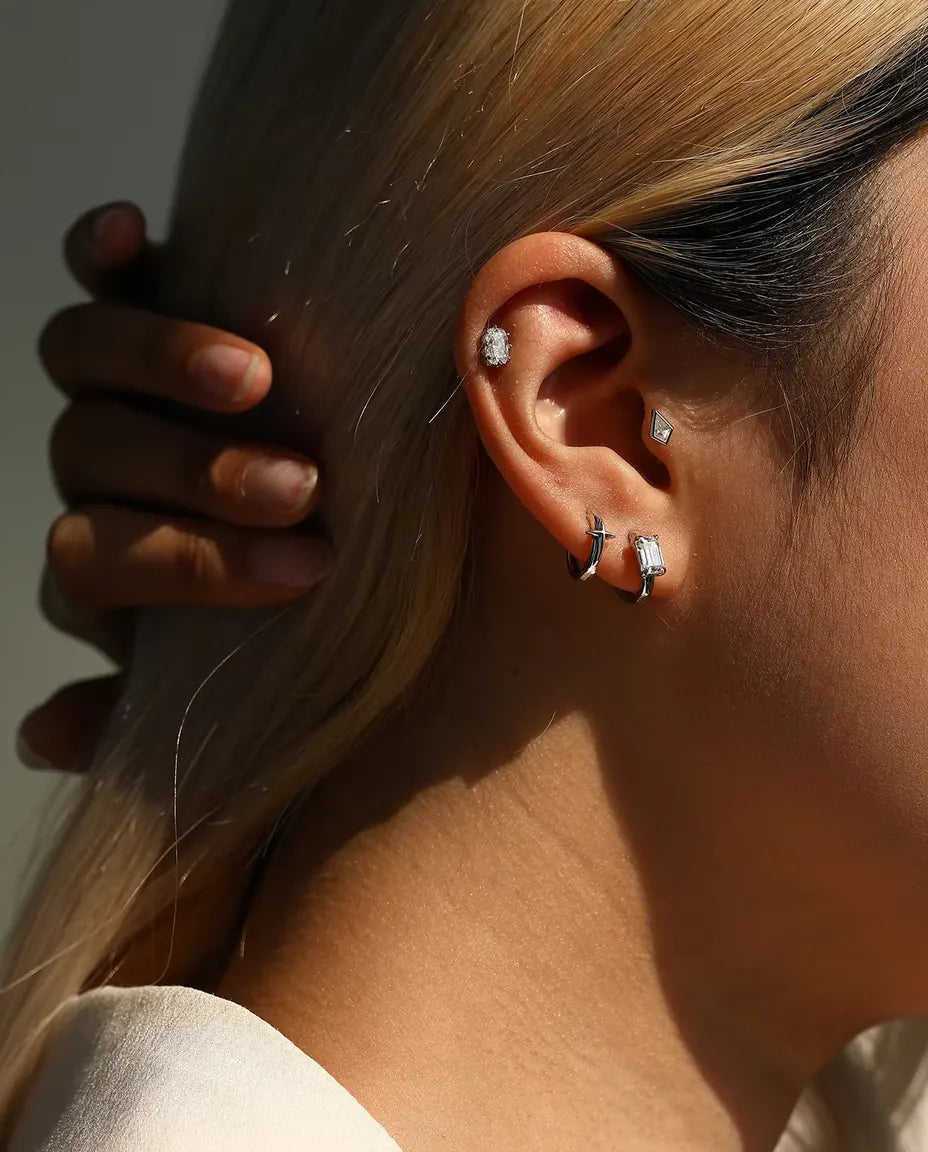 Moissanite Ørestikker i 925 Sølv - båret af en model med hånden bag hovedet