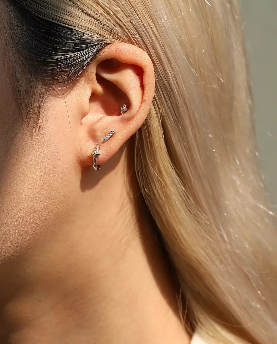 Moissanite Ørestikker i 925 Sølv - båret af en model, bredere billede af øre og hals