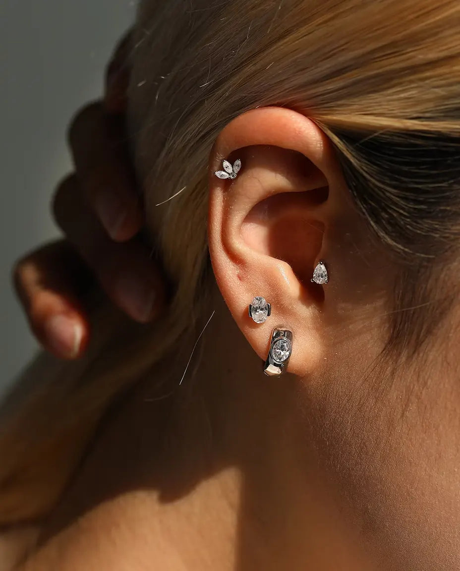 Moissanite Ørestikker i 925 Sølv - båret af en model med hånden bag hovedet