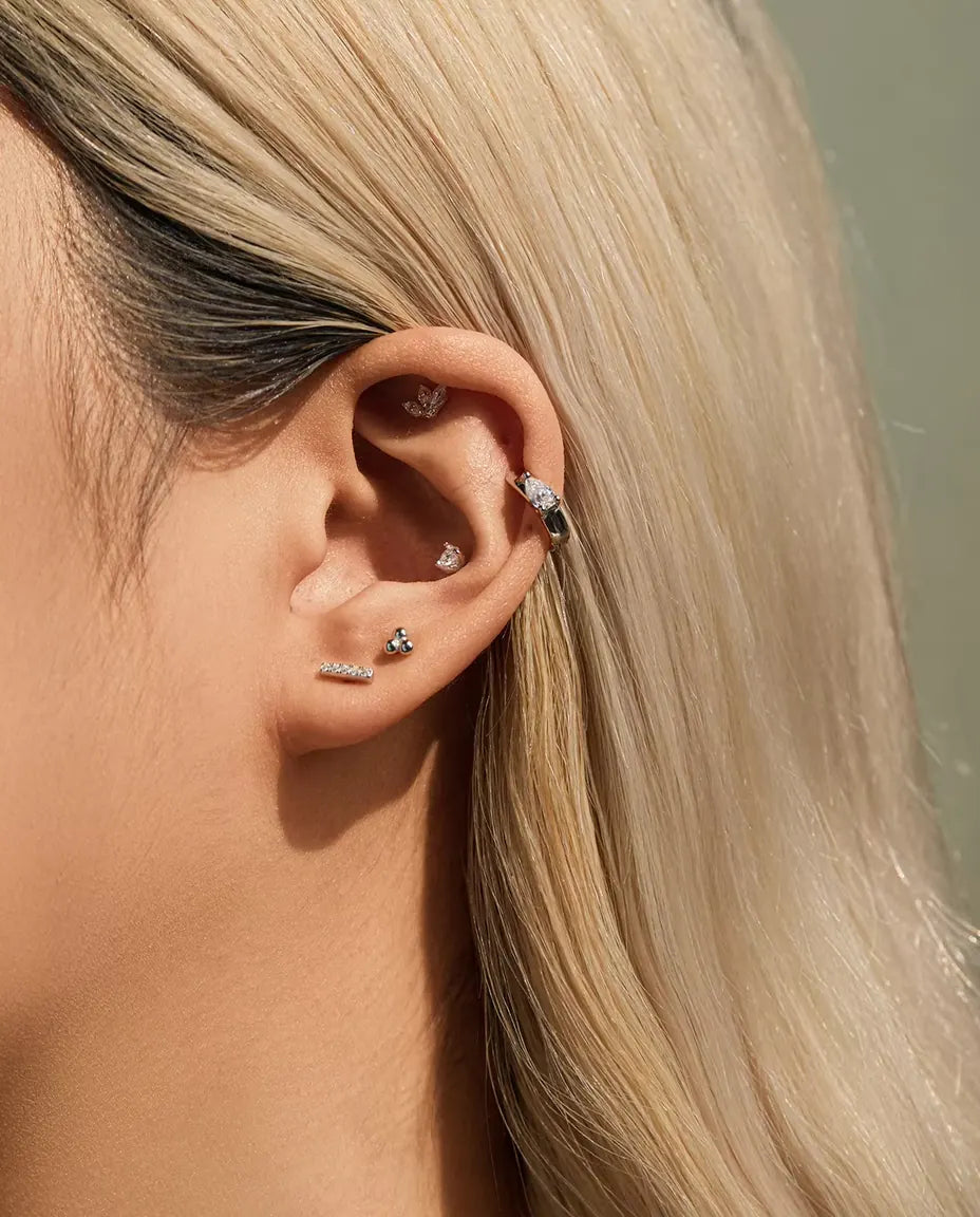 Moissanite Ørestikker i 925 Sølv - båret af en model, bredere billede af øre og hals