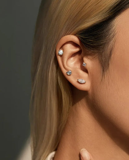 Moissanite Ørestikker - båret af en model med hånden ved halsen