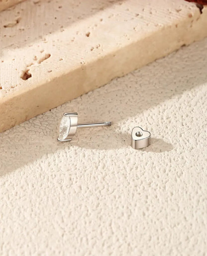 Moissanite Ørestikker - med den hjerteformede lås taget af og lagt ved siden af